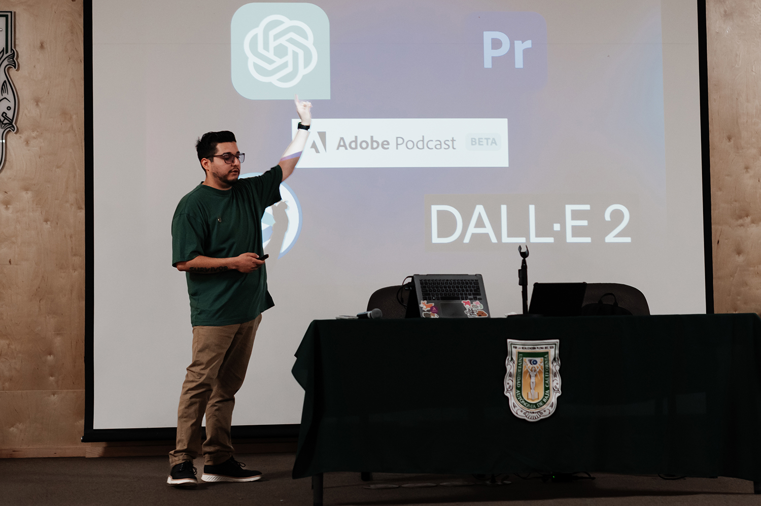 Luis Ibanez speaking to university students about content creation and digital marketing.
